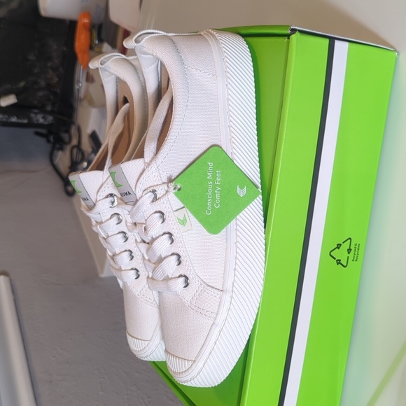 Cariuma (Off-White Canvas/White Sole) 7.5W - Picture 1 of 9